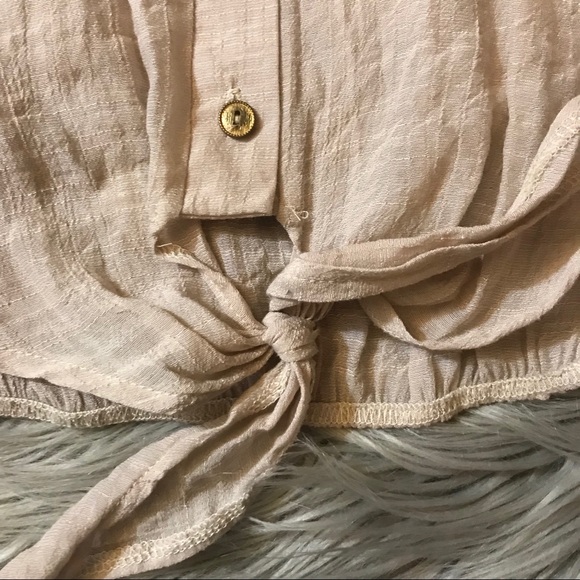 Tied up shirt - Picture 2 of 3